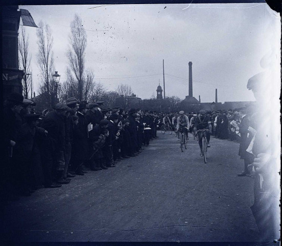 Amiens (Somme). Course cycliste : la foule regarde le passage des coureurs sur l'esplanade Saint-Roch, en bas de l'avenue Foy