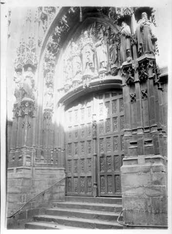 Eglise Saint-Germain à Amiens, vue de détail : le portail sculpté