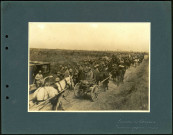 Environs de Dompierre (Somme). Prisonniers allemands gagnant l'arrière sous escorte française, croisant un convoi de ravitaillement montant vers les premières lignes