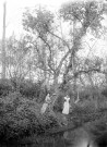 Paysage de marais : portrait de femmes au bord d'un ruisseau