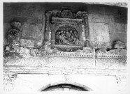 Eglise de Cerisy-Gailly, vue de détail : le tableau sculpté ornant le portail latéral sud