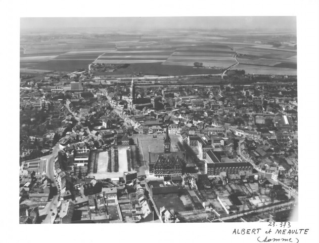 Albert. Vue aérienne de la ville, la place d'armes, la place de l'hôtel de ville, la basilique Notre-Dame