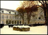 En Picardie. Abbaye Notre-Dame du Gard (XVIIIe siècle). Maison mère des Frères Auxiliaires. Le cloître en hiver