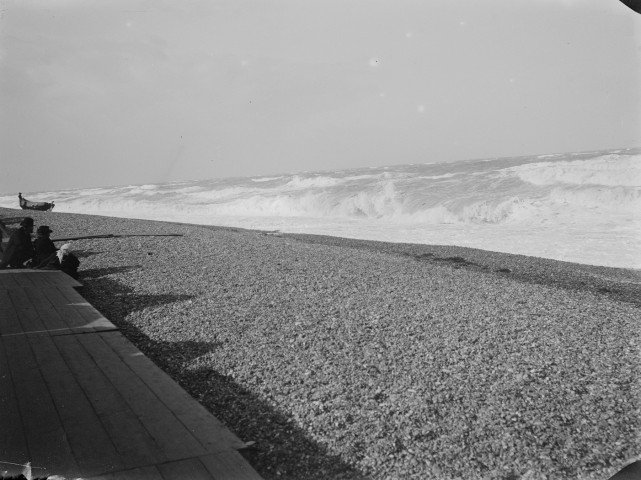 Paysage du littoral : la plage de galets sous une tempête