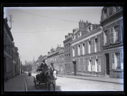 Passage d'une charrette à cheval dans la rue Saint-Fuscien à Amiens