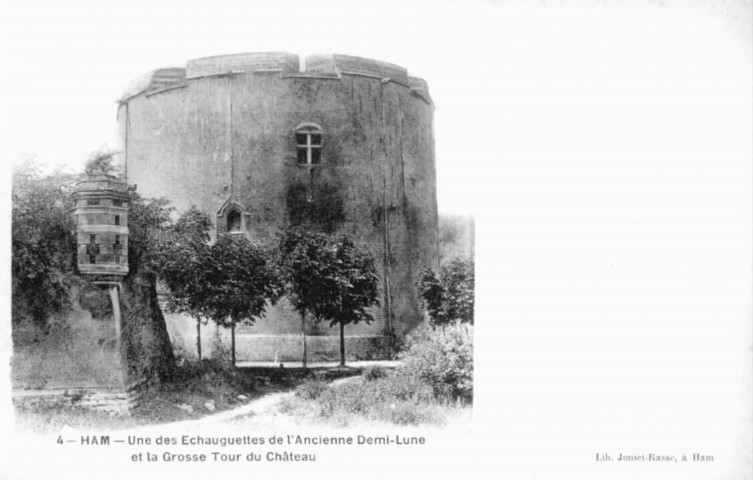 Une des échauguettes de l'ancienne demi-lune et la grosse tour du château