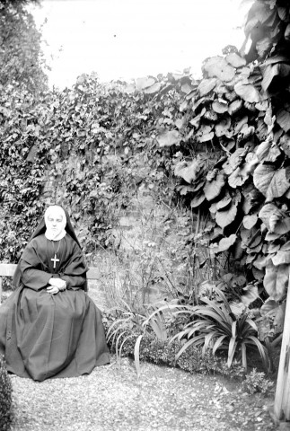 Portrait de religieuse au jardin