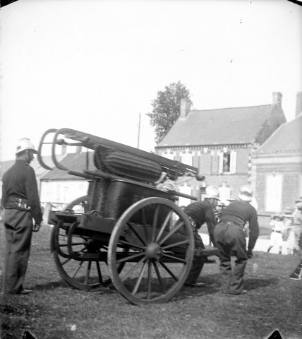 Bray-sur-Somme. Les pompiers manoeuvrant la pompe à incendie