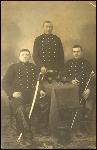 Carte photo représentant trois soldats des 12e et 22e Régiments d'Artillerie, dont Louis Sy (1883-19??)