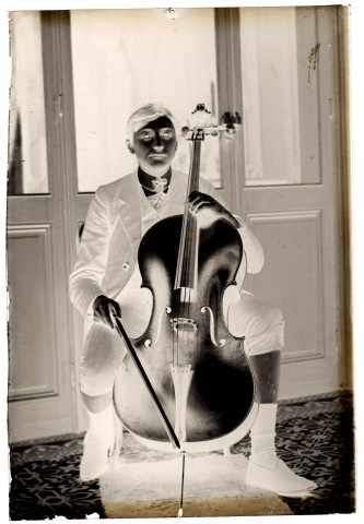 Portrait d'Henri avec son violoncelle