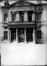 L'hôtel de ville de Péronne au lendemain de la Grande Guerre: la façade lattérale et le porche à colonnade