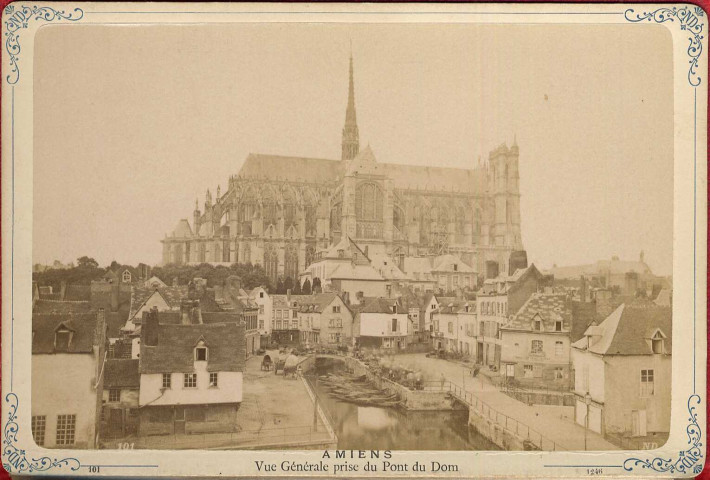 Amiens. Album photographique souvenir vendu par la papeterie Lenoir-Bayard, 14-16 galerie du commerce à Amiens