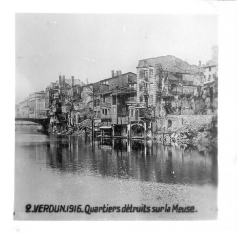 Verdun. 1916. Quartiers détruits sur la Meuse