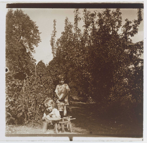Deux enfants dans un jardin