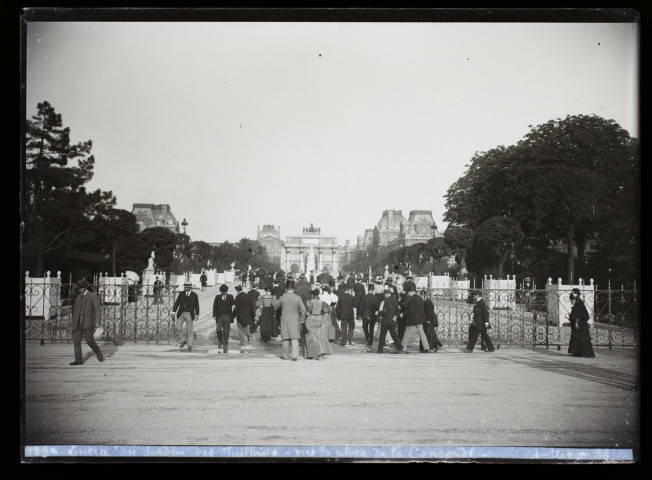 129 - Entrée du jardin des Tuileries près la place de la Concorde - juillet 96
