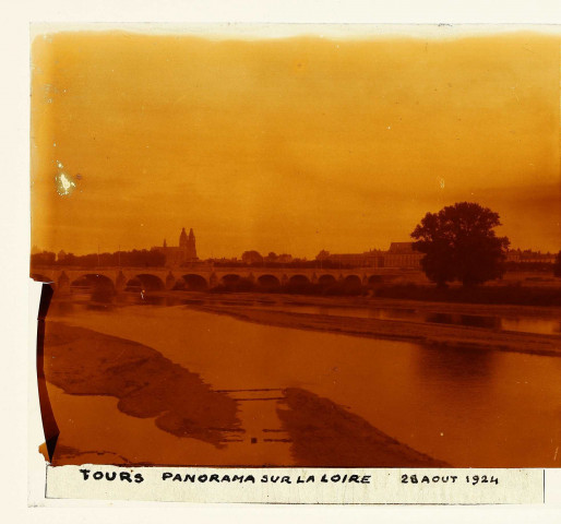 Tours. Panorama sur la Loire