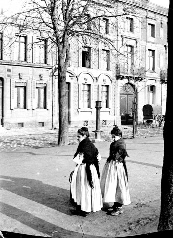 Amiens. Deux femmes sur le boulevard du Mail