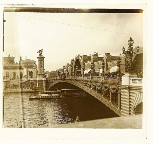 Paris. Exposition internationale des Arts décoratifs, le pont Alexandre III