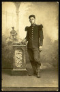 Portrait studio de Lucien Thiébaut en uniforme. Au verso est inscrit : "Campagne 1914-1915. Souvenir d'un soldat picard à sa marraine de guerre. Thiébaut Lucien, 156 RI, à Madame Tacquet à Abbeville"