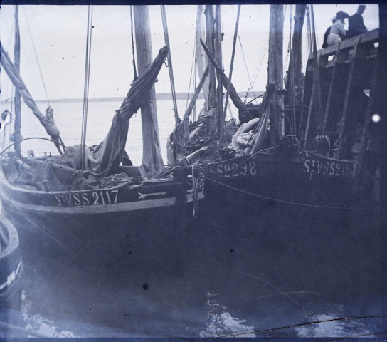 Le Crotoy (Somme). Bateaux de pêche à quai