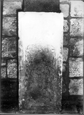 La crypte de l'église de Nesle : pierre tombale datée 1775