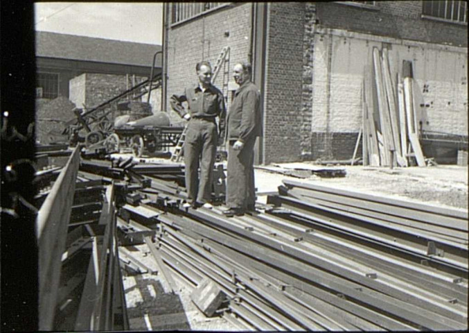 Etablissements Frémaux, tissage mécanique de velours, rue Octave Tierce à Amiens (Somme). Extension de l'usine : chantier de construction sur la rivière