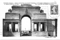 Entrée du Cimetière monumental britannique ; 2.770 tombes individuelles et 14.690 noms de disparus gravés sur les murs - War memorial and British Cemetery
