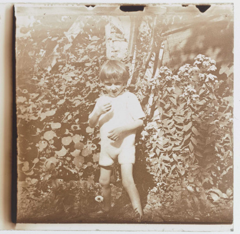 Enfant dans un jardin