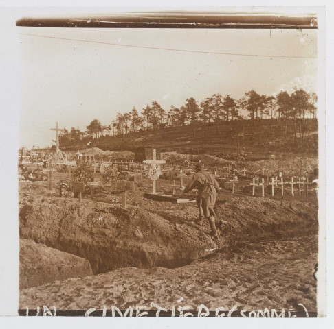 Tranchée, enterrant un cimetière (Somme)