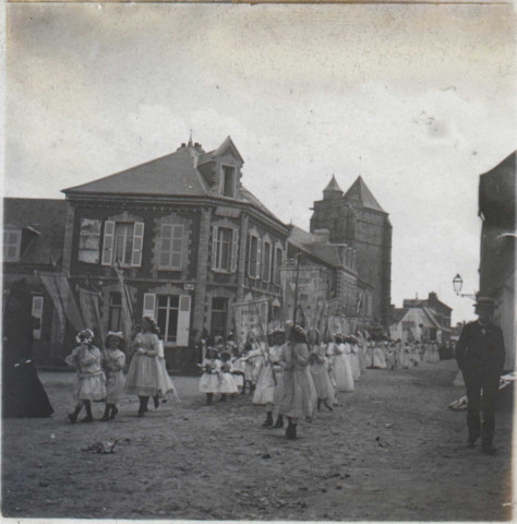 La ducasse. Procession.