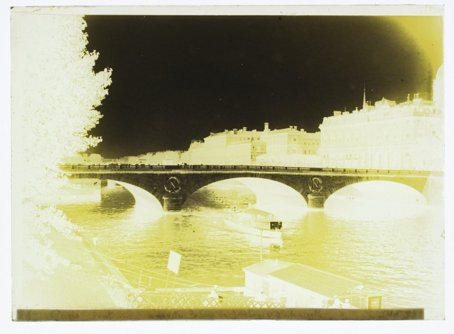 Paris - pont au Change, à droite Palais de justice et Sainte-Chapelle - juillet 96