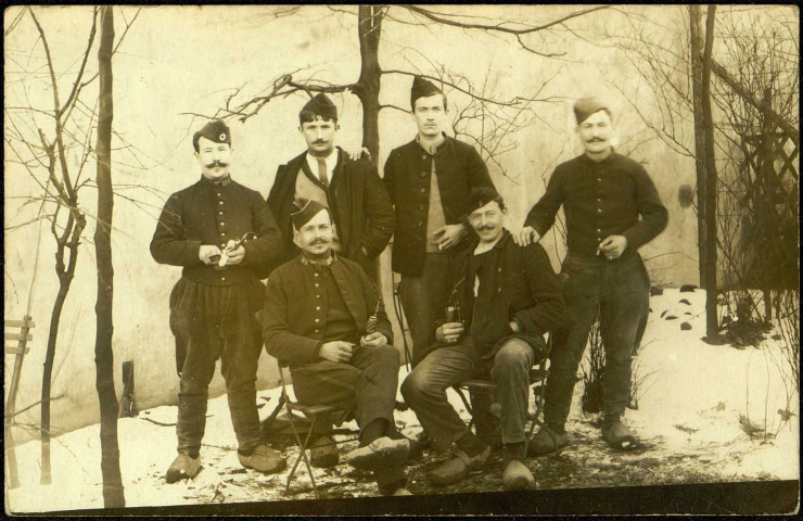 Groupe de prisonniers en sabots, en Allemagne durant l'hiver 1915-1916. Carte photo adressée par Louis Rousselle (au 1er rang, à gauche) à son épouse