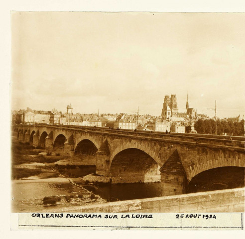 Orléans. Panorama sur la Loire