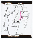 [Carte de Madagascar dessinée sur une plaque de verre par le photographe, figurant les noms de sites ou de villes, le tracé du chemin de fer, les cours d'eau, les plateaux et massifs montagneux. Des zones rouges ont été figurées au Nord-Est de Madagascar et sur l'Île Sainte-Marie-de-Madagascar : ces zones indiquent les lieux de plantations de cacaoyers et de cocotiers des Frères Biendiné.]
