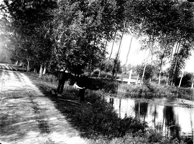 Paysage des bords de Somme. Vue d'un étang le long du chemin de halage, 1901. Pêcheurs montrant leur prise
