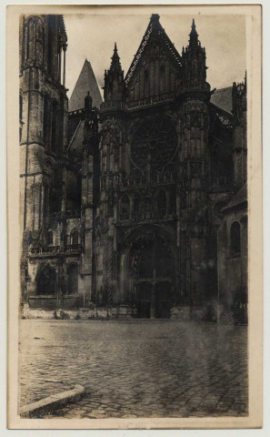 Cathédrale Notre-Dame de Senlis noircie par les bombardements