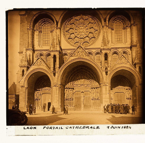 Laon (Aisne). Portail de la cathédrale