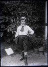 Portrait d'un jeune garçon couronné tenant des livres sous le bras
