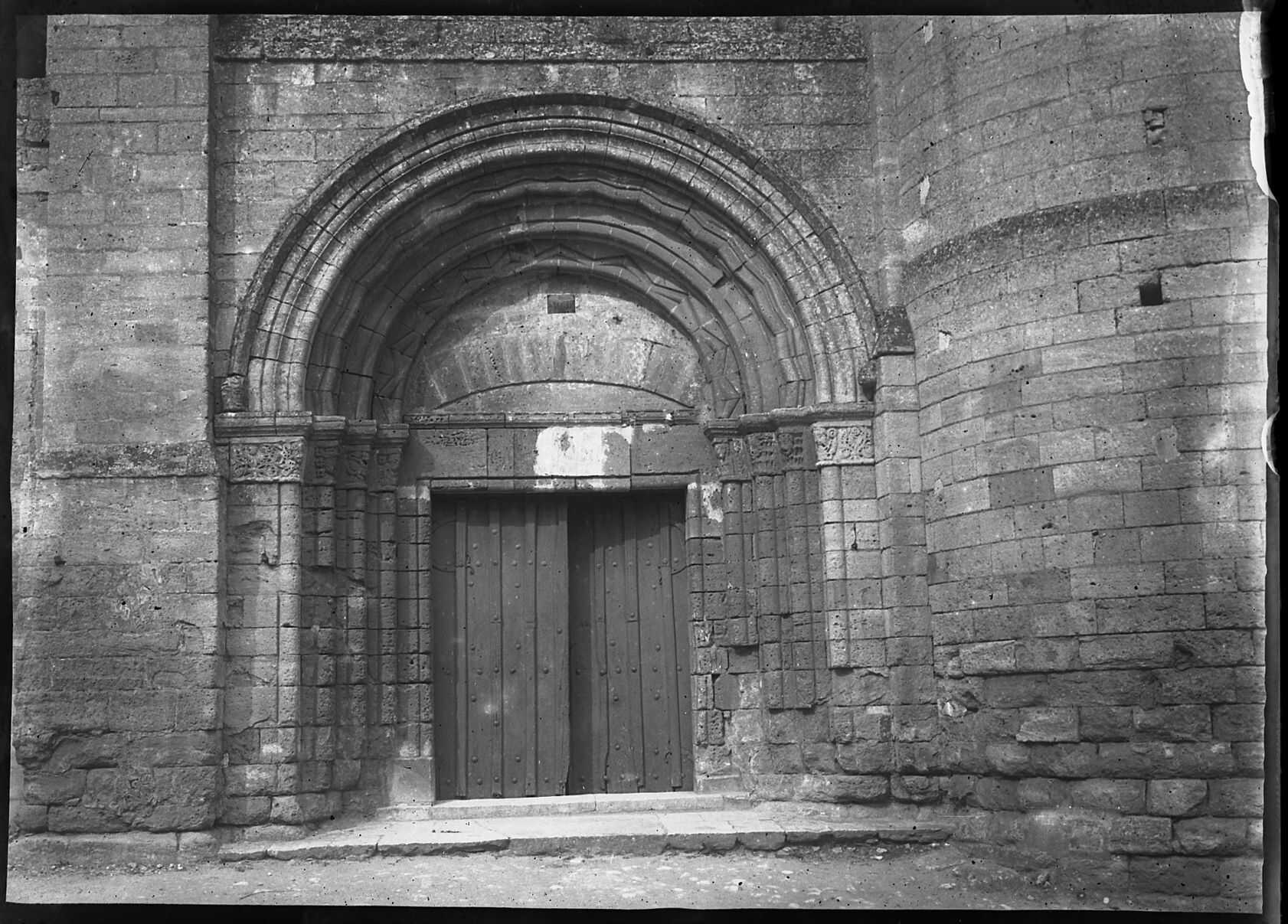 16 juillet 1906, Bury (Oise) : porche de l'église