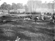 Un attroupement de villageois, 1899