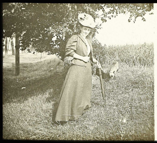 Une jeune femme endimanchée portant un chapeau
