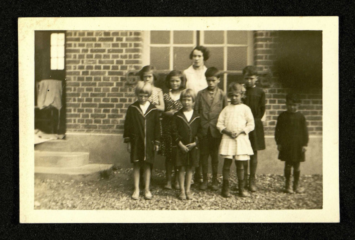 Photographie de Mme Delaunay, institutrice à Thiepval, et de ses élèves prise par un soldat britannique le 1er août 1932 lors de l'inauguration du mémorail de Thiepval