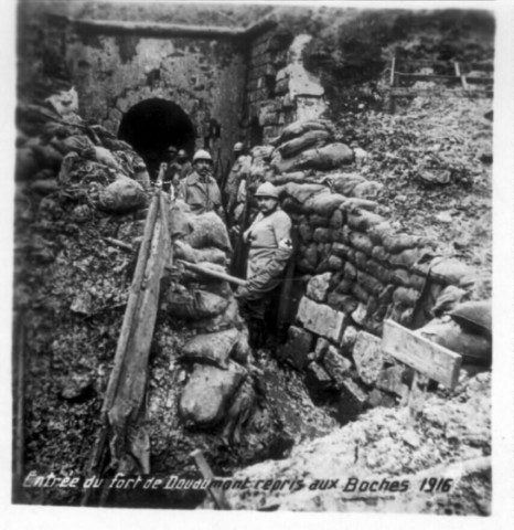 Entrée du Fort de Douaumont repris aux Boches. 1916
