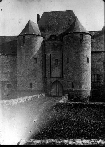 Château d'Happlincourt (Happlaincourt) : tours semi-circulaires encadrant une porte charretière en tiers-point et une porte piétonne ou venaient s'encastrer les tabliers des ponts-levis.