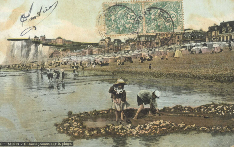 Enfants jouant sur la plage