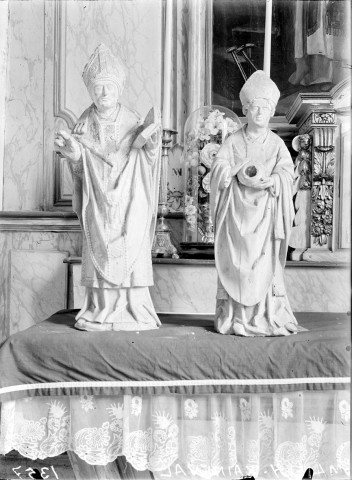 Eglise, deux statues d'évèques