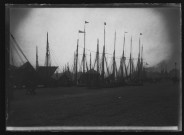 Boulogne- vue d'ensemble sur le port près de la douane - (242) - août 1895