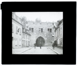 [Excursion photographique du 14 juillet 1901. Devant la porte monumentale du château]