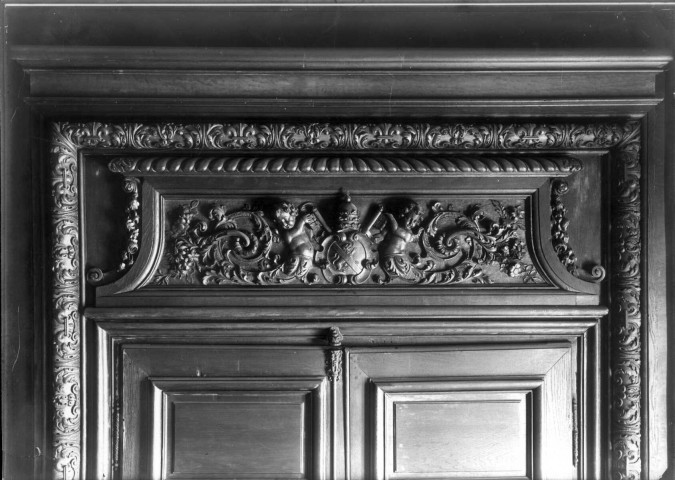 Palais de justice d'Amiens : décor de boiseries sculptées d'une porte provenant du couvent-des-Célestins