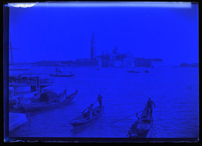 [Venise : gondoles sur le grand canal. Vue du Campanile]